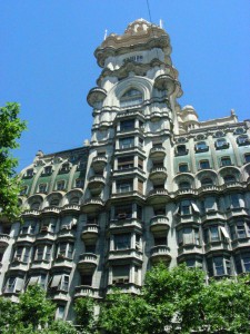 No, this façade is not actually moving… the Palacio Barolo