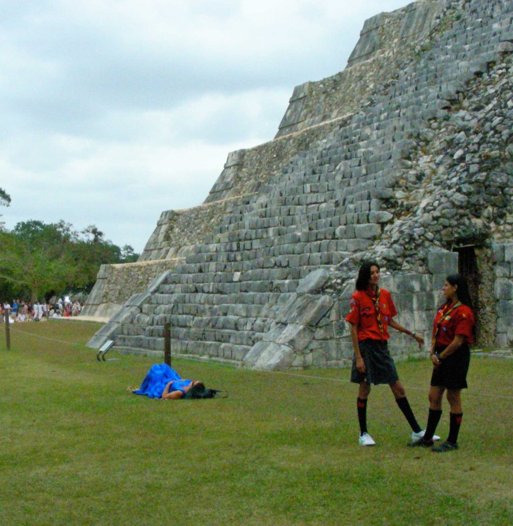 Yucatán girl scouts loyally protect their national heritage